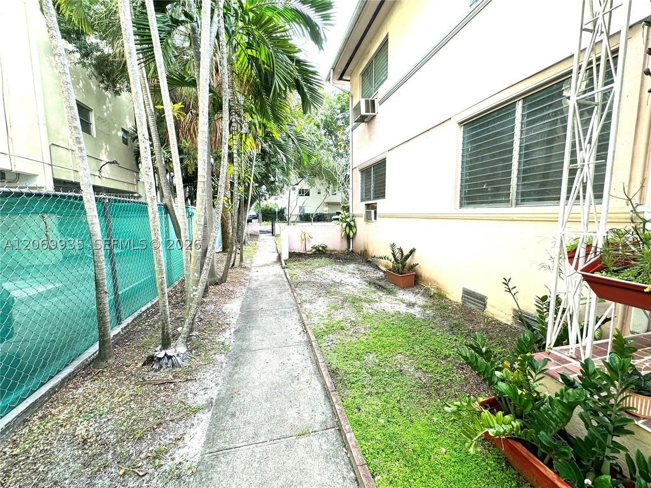 433 Santander Ave #1 - Photo 3 of 6