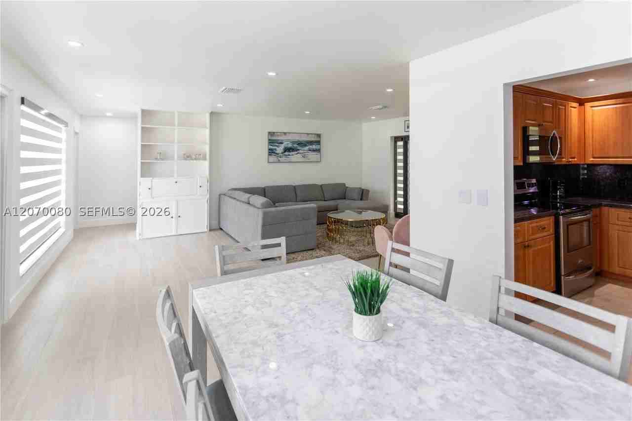 4010 Johnson St - Photo 5 of 19