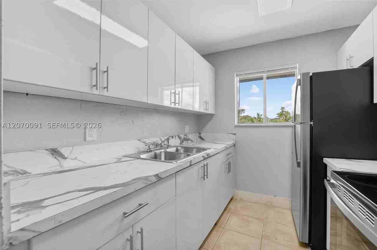 2201 Catherine Dr #3 - Photo 4 of 29