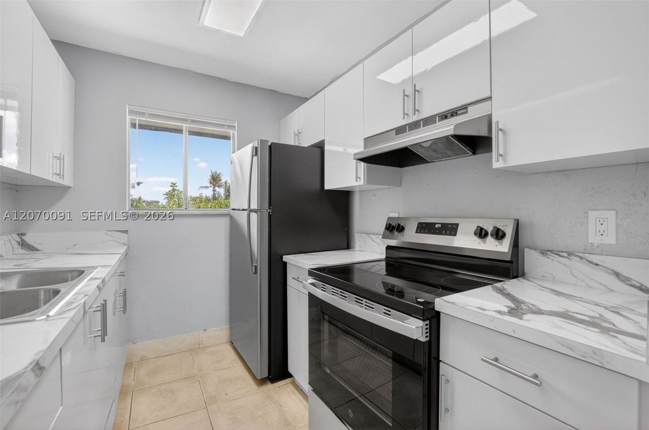 2201 Catherine Dr #3 - Photo 5 of 29