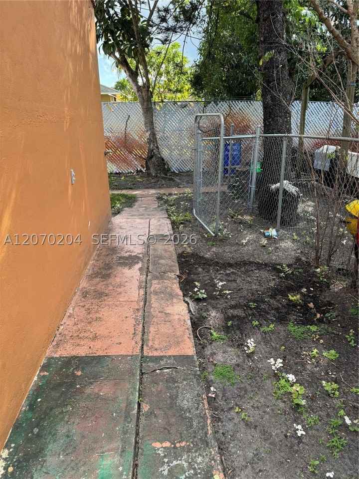 1018 N 17th Ct #2B - Photo 2 of 11