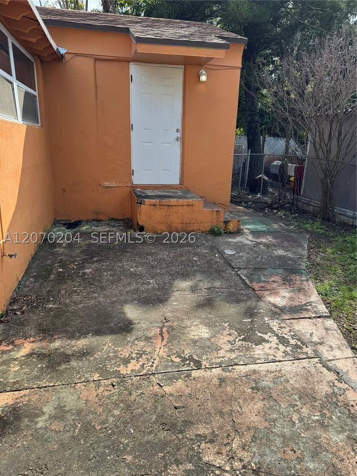 1018 N 17th Ct #2B - Photo 4 of 11