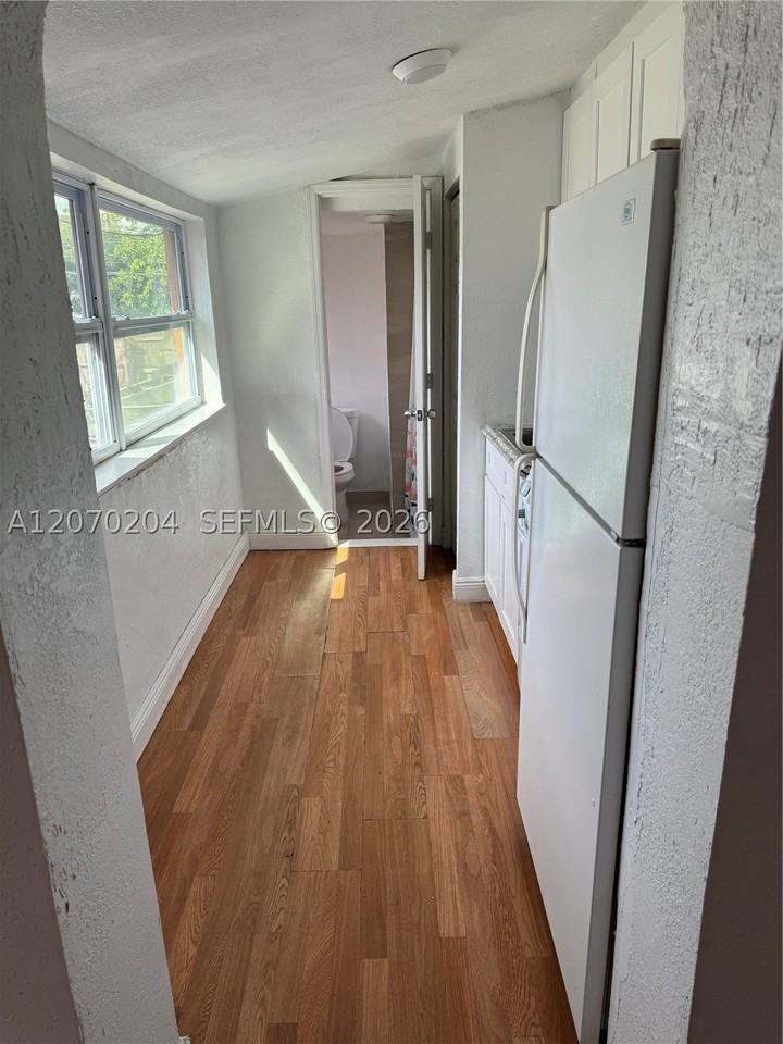 1018 N 17th Ct #2B - Photo 7 of 11