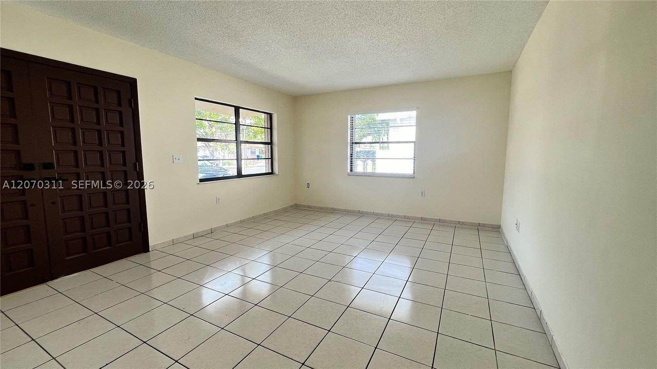 2820 Sw 25th St #2820 - Photo 2 of 17