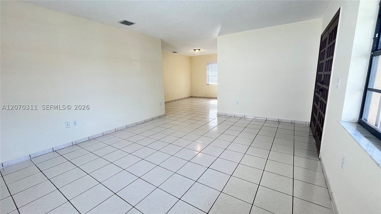 2820 Sw 25th St #2820 - Photo 3 of 17