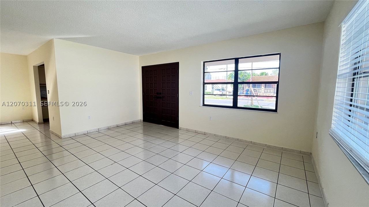 2820 Sw 25th St #2820 - Photo 4 of 17