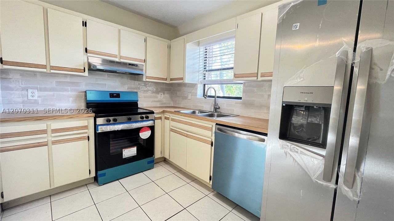 2820 Sw 25th St #2820 - Photo 6 of 17