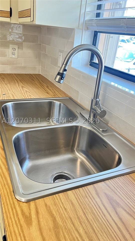 2820 Sw 25th St #2820 - Photo 7 of 17