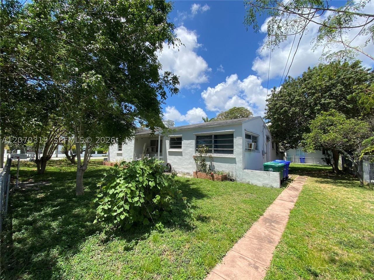 350 Sw 34th Ave - Photo 2 of 9