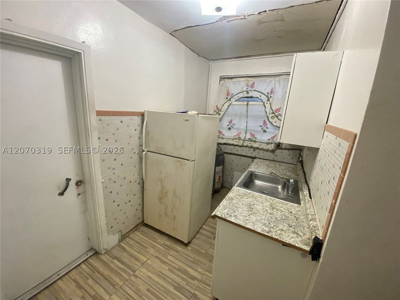 350 Sw 34th Ave - Photo 7 of 9