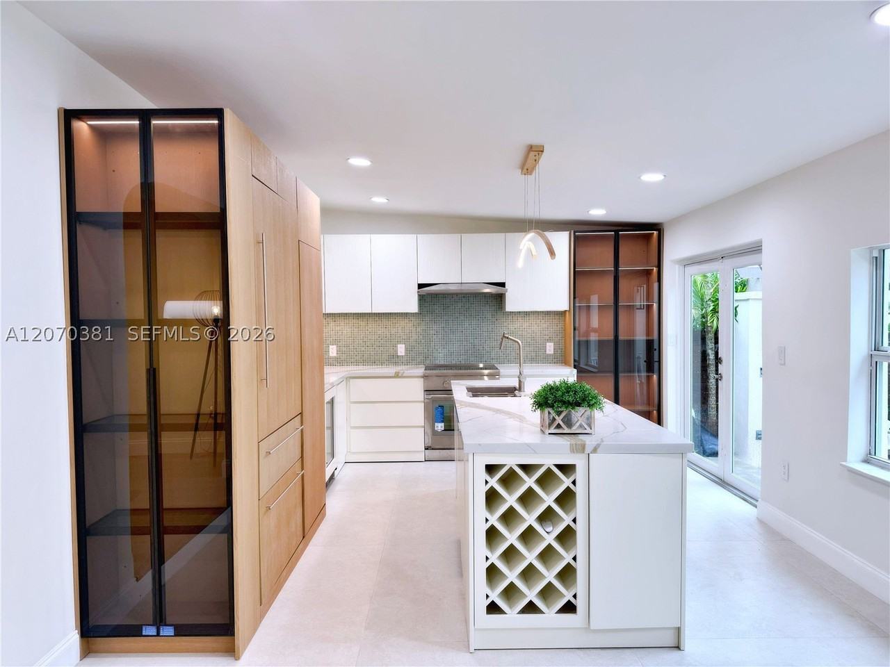 775 Ne 76th St - Photo 6 of 34