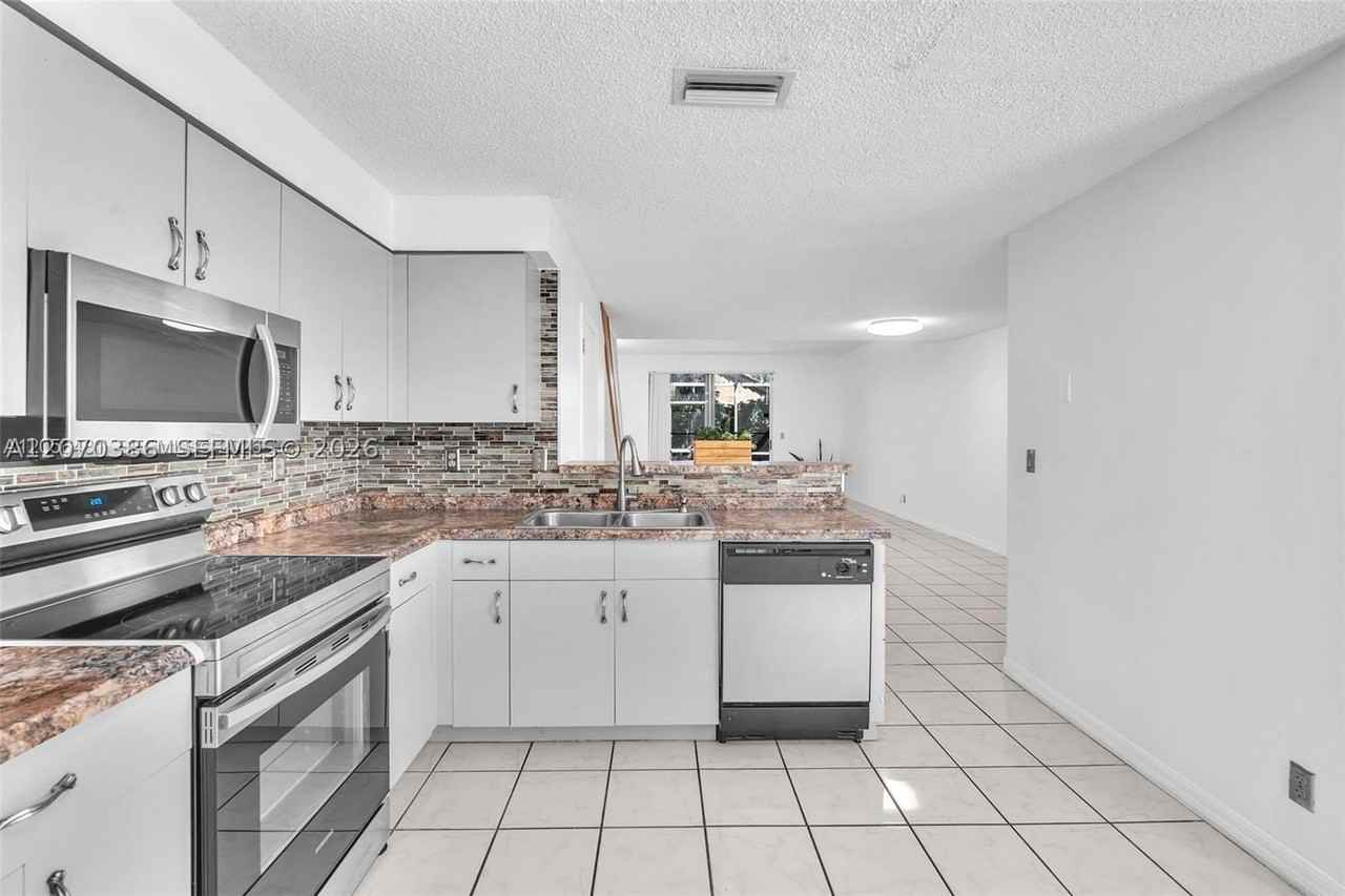 800 Sorrento Dr #2 - Photo 3 of 39