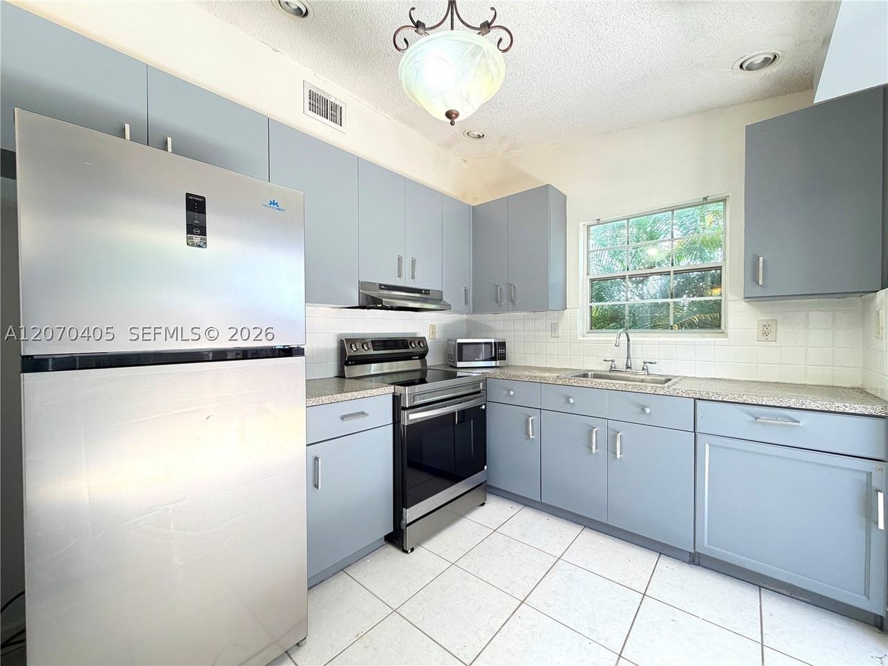 9850 W Heather Ln - Photo 2 of 20