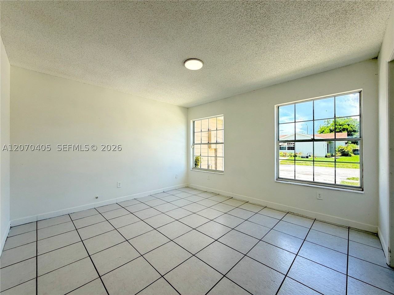 9850 W Heather Ln - Photo 5 of 20