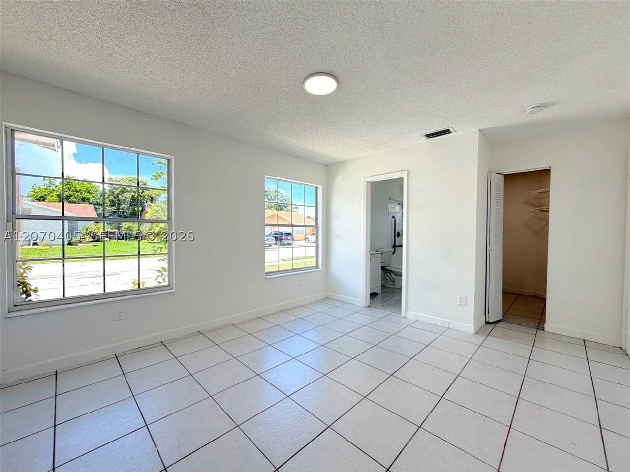 9850 W Heather Ln - Photo 6 of 20