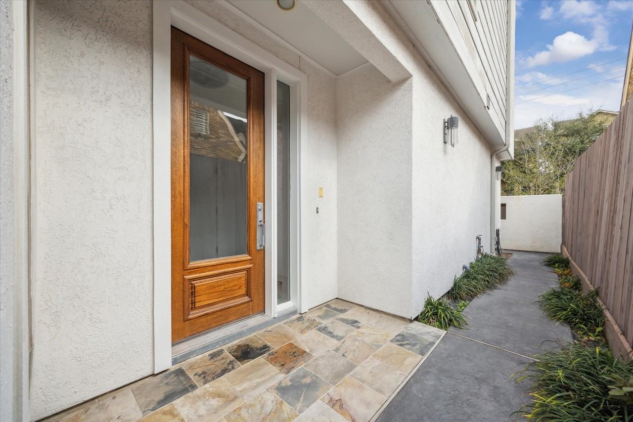 1012 Stanford St - Photo 3 of 24