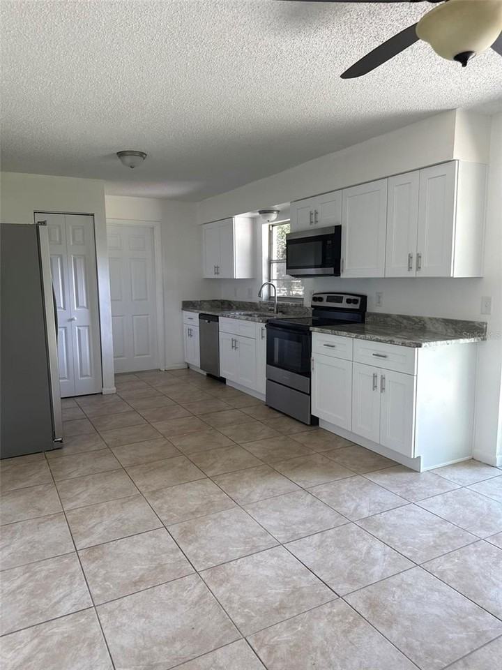 2321 Ne 39th St - Photo 4 of 15