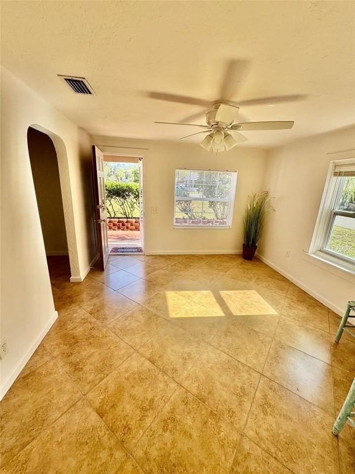910 W French Ave - Photo 4 of 29