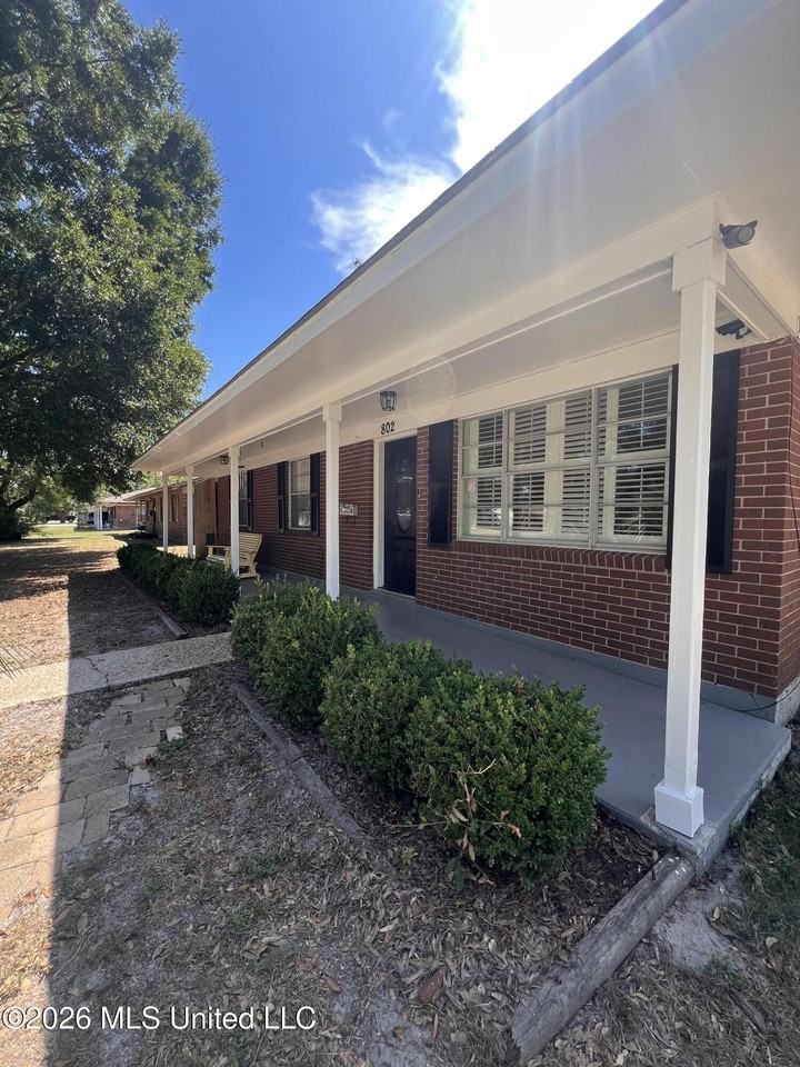 802 Augustine Dr - Photo 2 of 18
