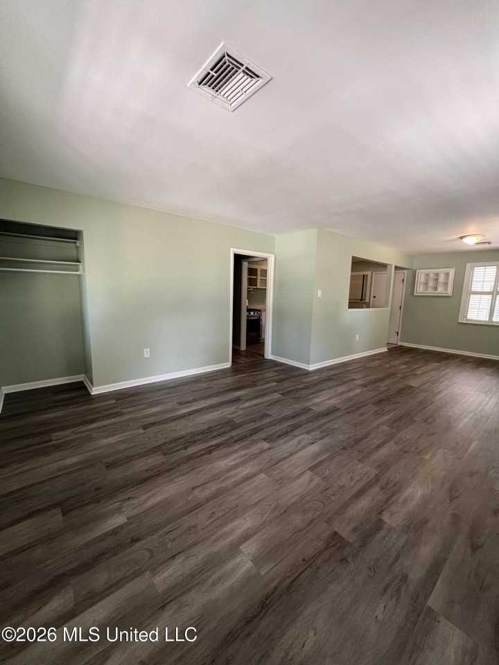 802 Augustine Dr - Photo 4 of 18