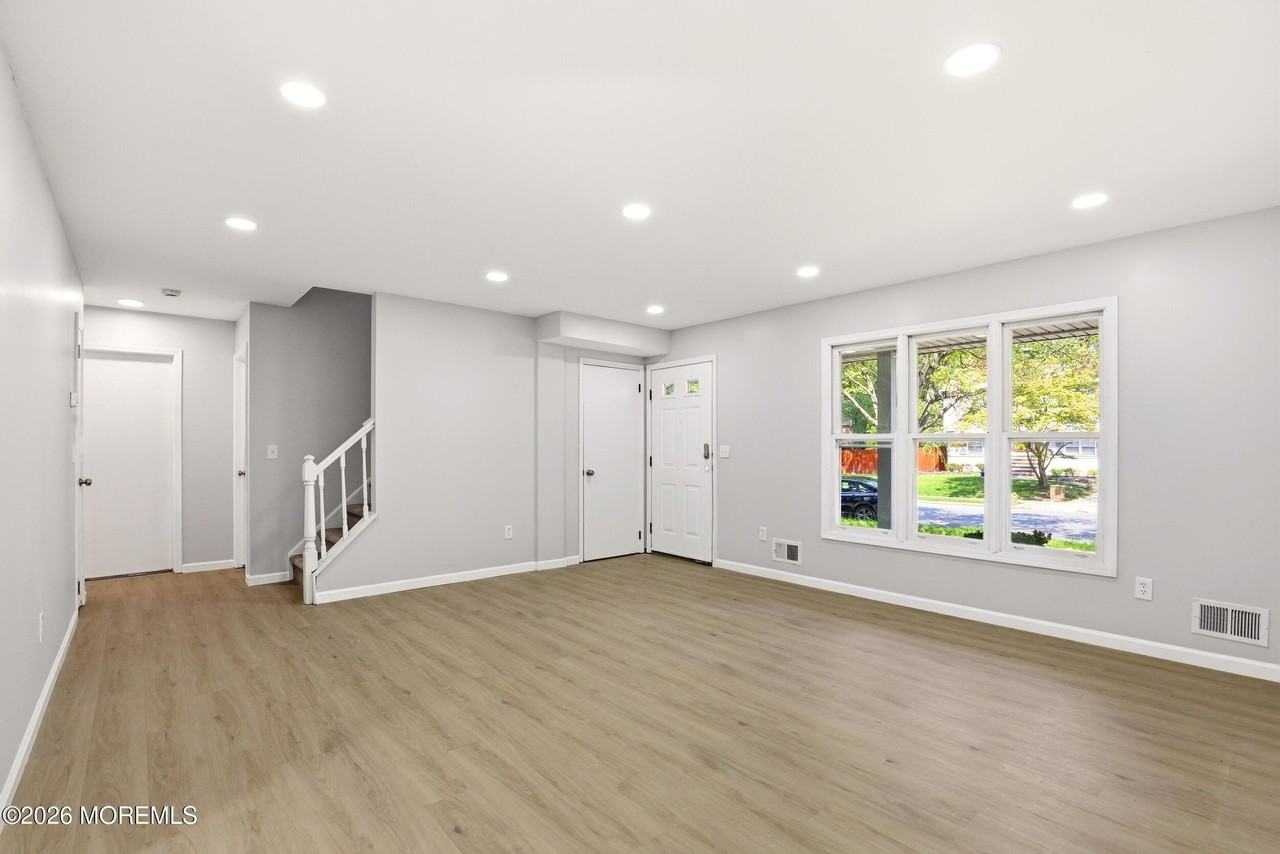 1006 Morris Ave - Photo 3 of 17