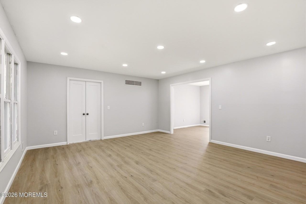 1006 Morris Ave - Photo 4 of 17