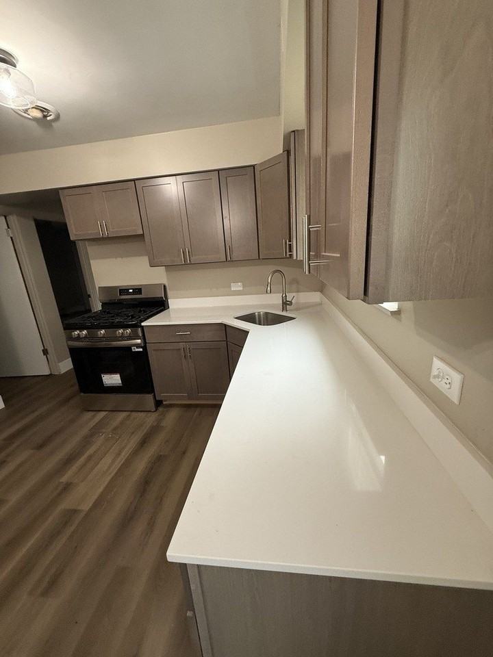 5721 W Addison St #1 - Photo 5 of 17