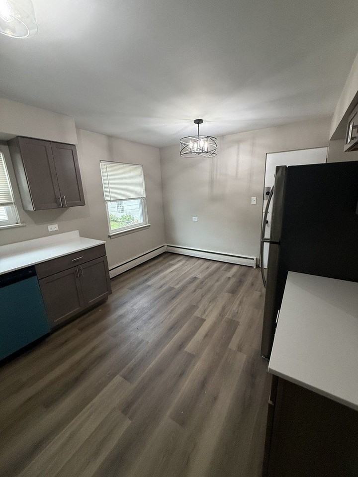5721 W Addison St #1 - Photo 7 of 17