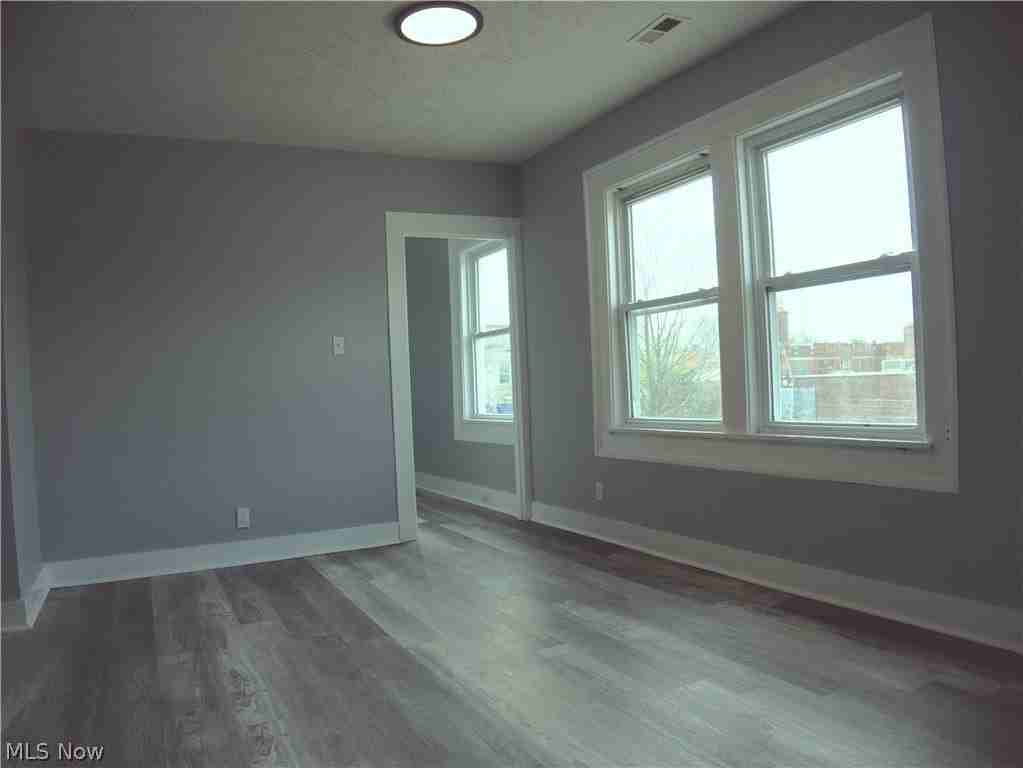 687 Broadway Ave - Photo 3 of 8