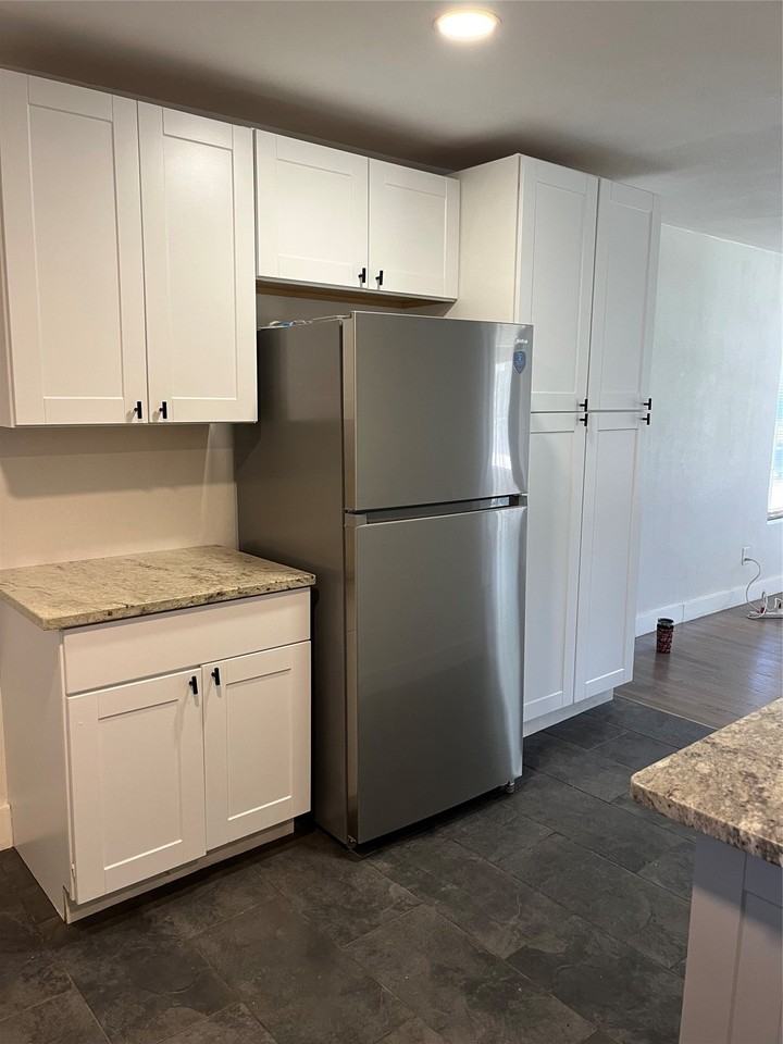 903 W 8th St - Photo 7 of 9