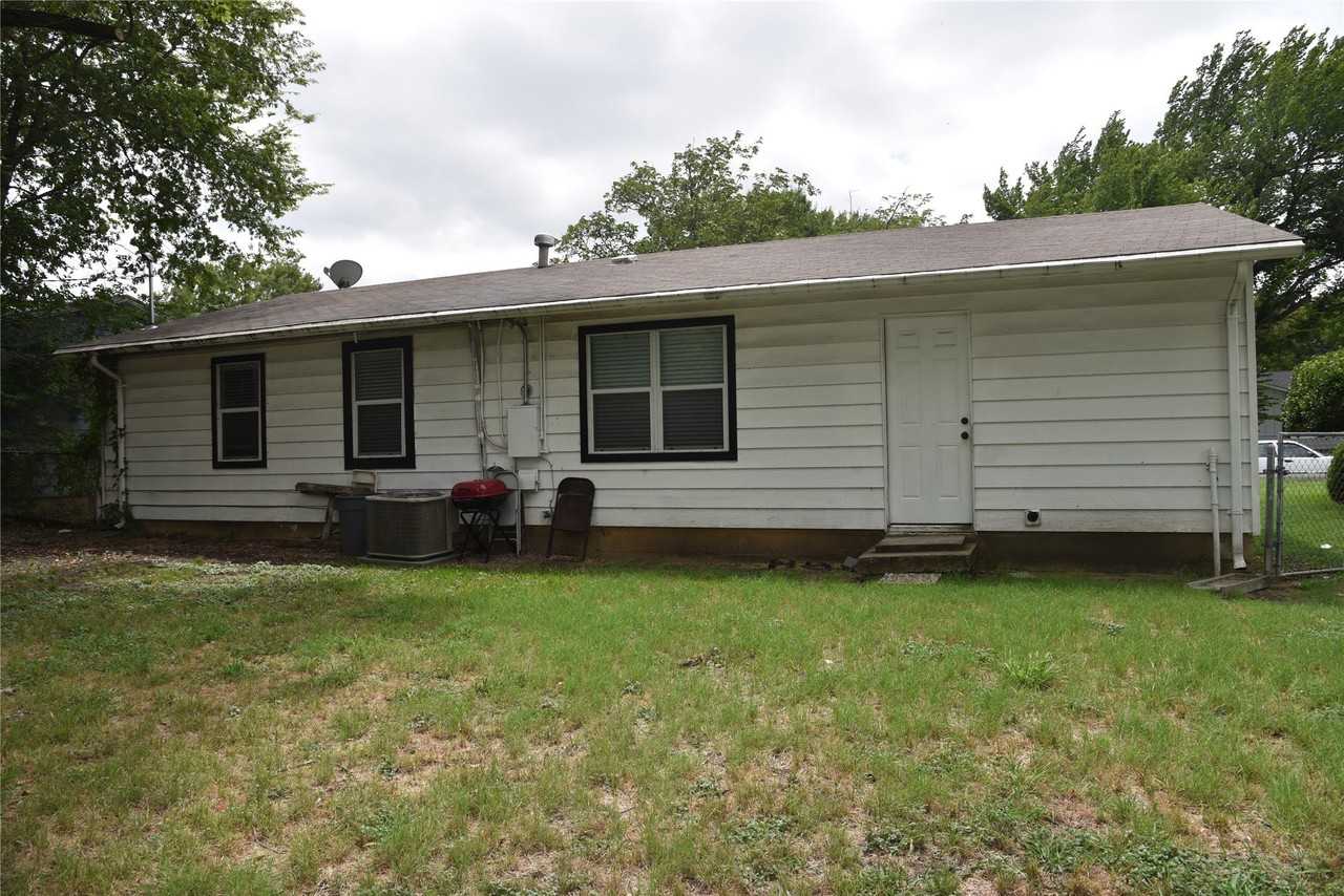 856 Renfro Dr - Photo 4 of 18