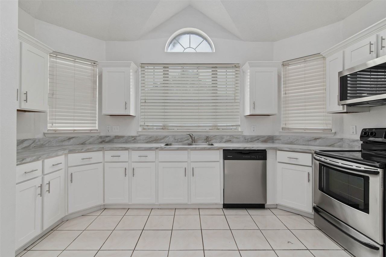 2323 Weatherby Dr - Photo 2 of 9