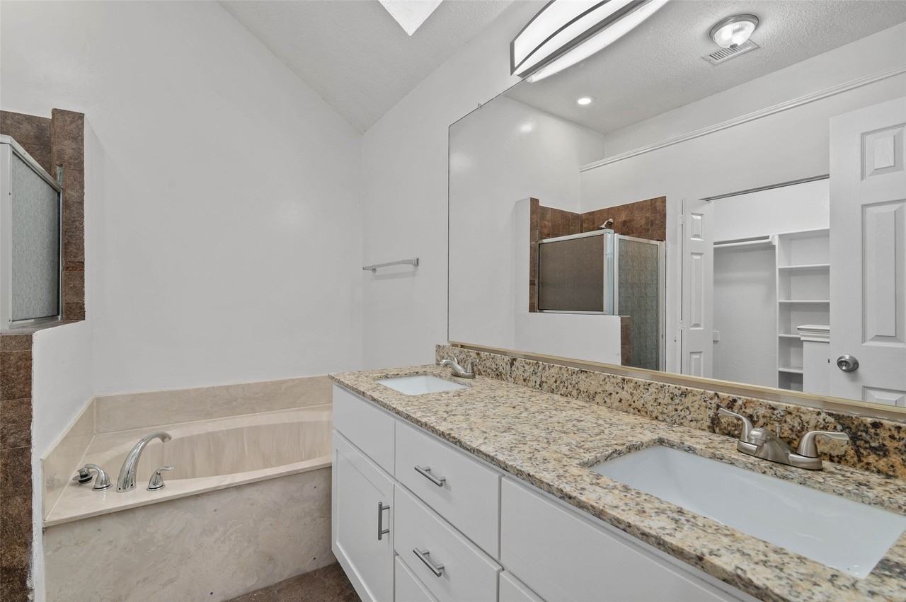2323 Weatherby Dr - Photo 5 of 9