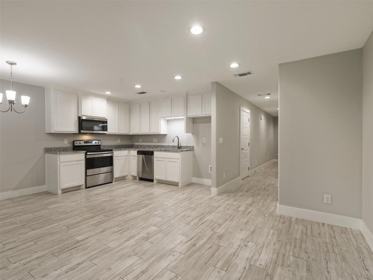 818 W Walker St - Photo 2 of 14