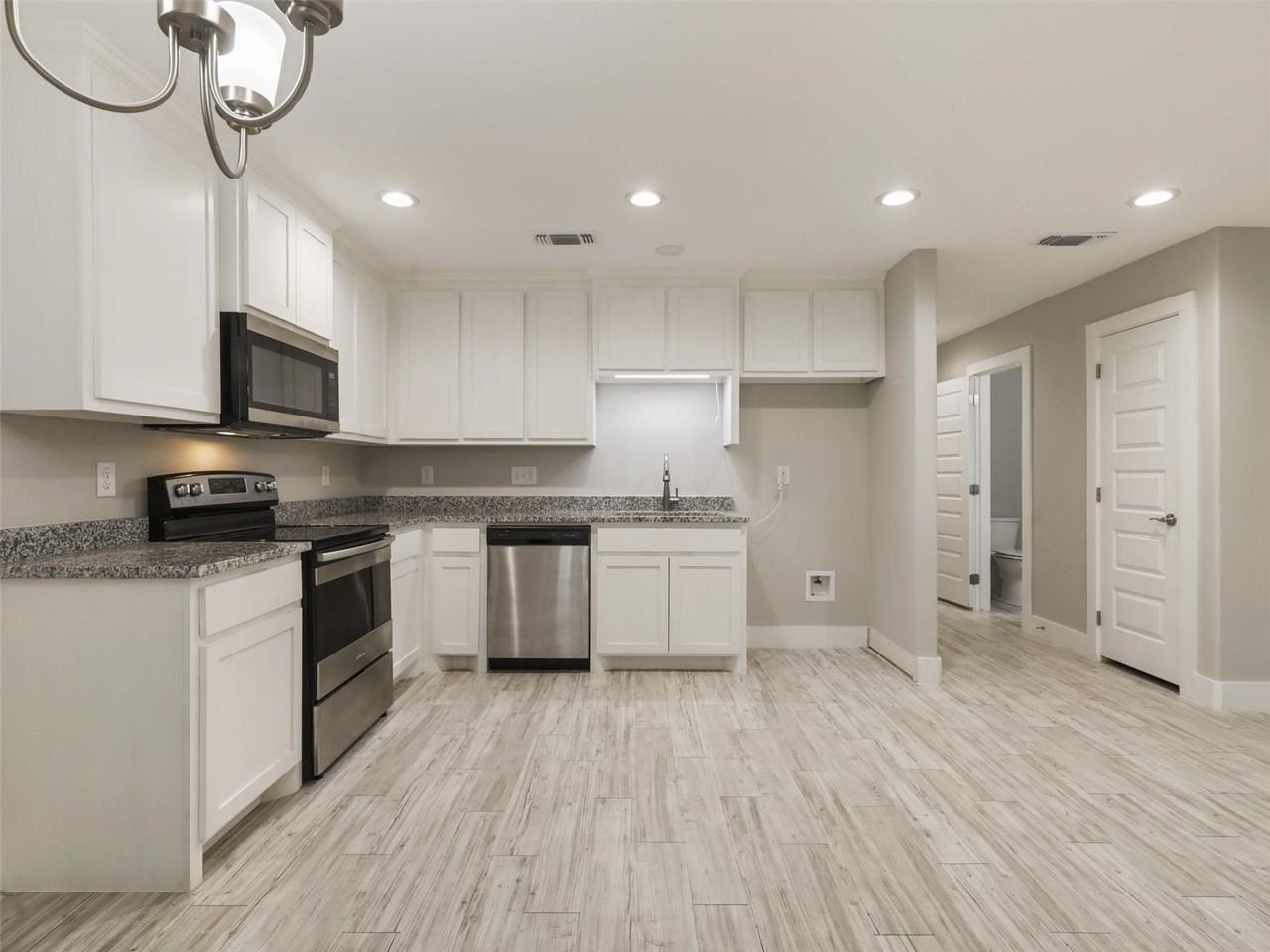 818 W Walker St - Photo 3 of 14