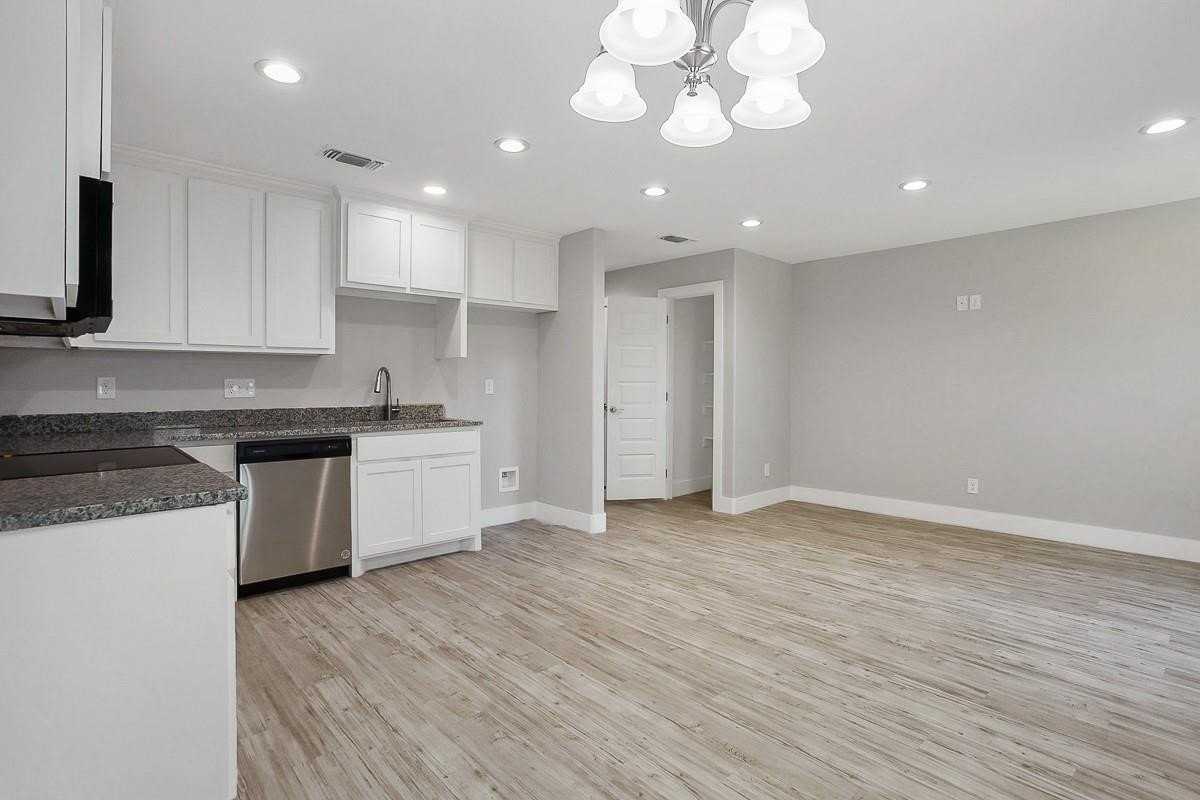 818 W Walker St - Photo 4 of 14