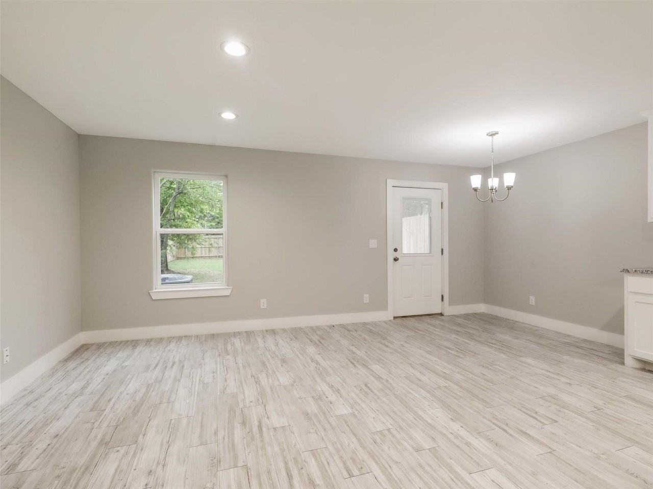 818 W Walker St - Photo 5 of 14