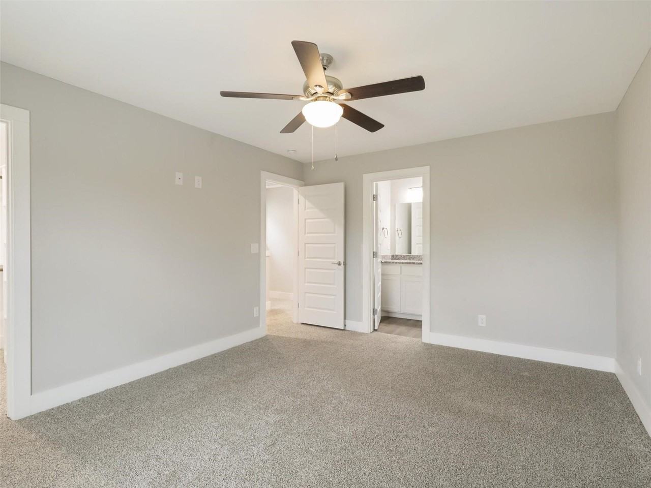818 W Walker St - Photo 6 of 14