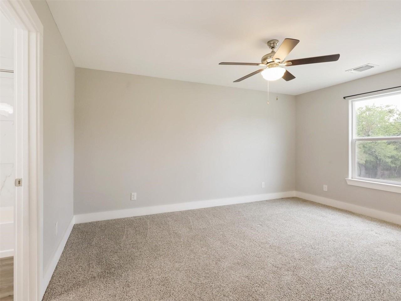 818 W Walker St - Photo 7 of 14