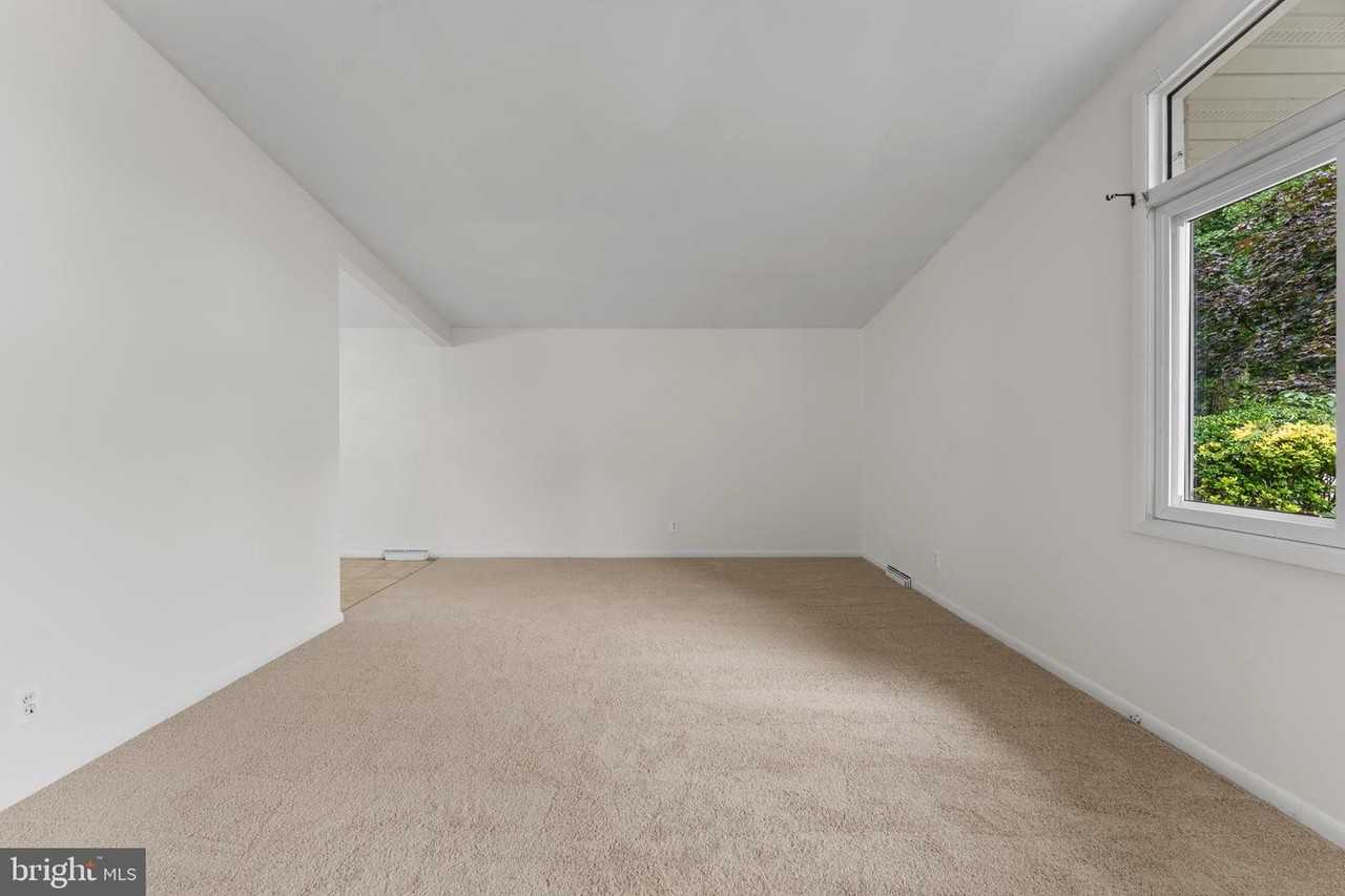 5801 Stuart Ave - Photo 7 of 30