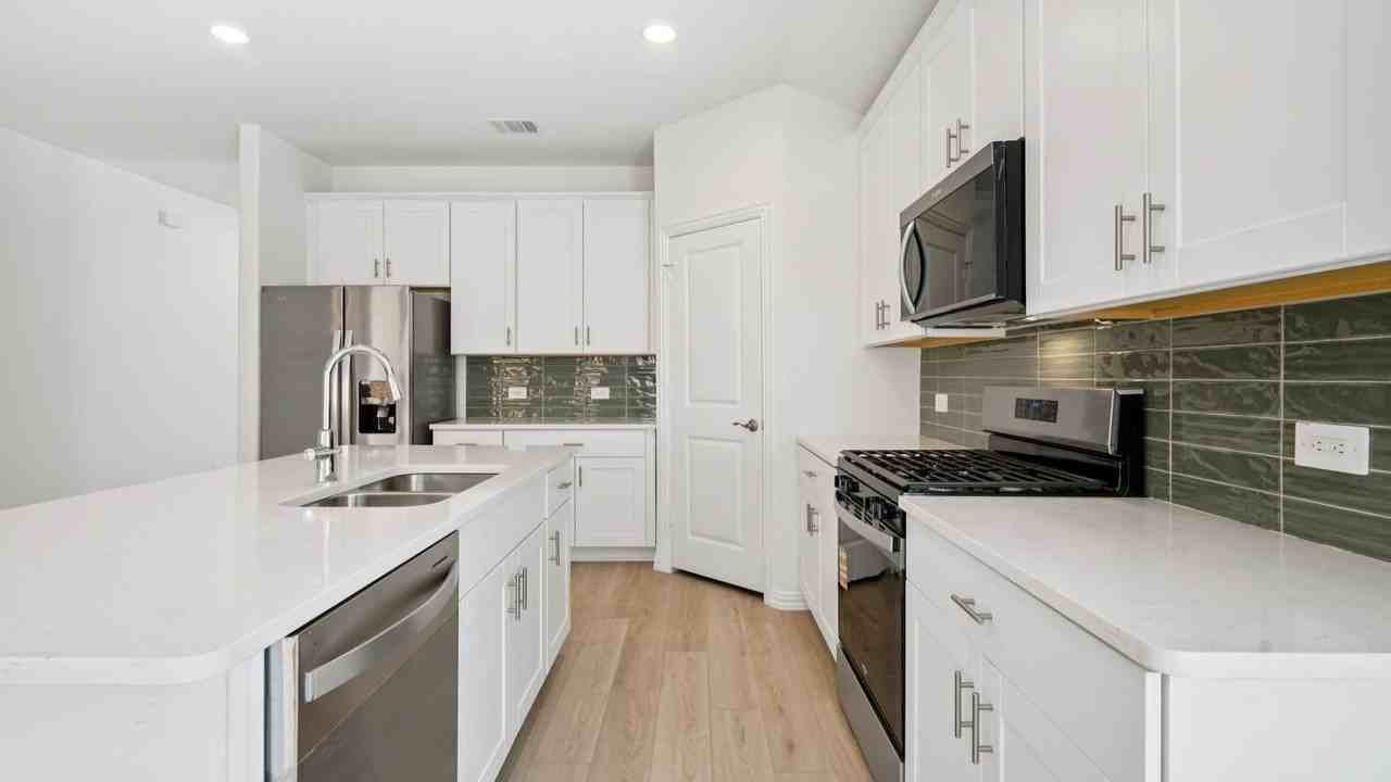 6624 Valley Lake Ln - Photo 6 of 40