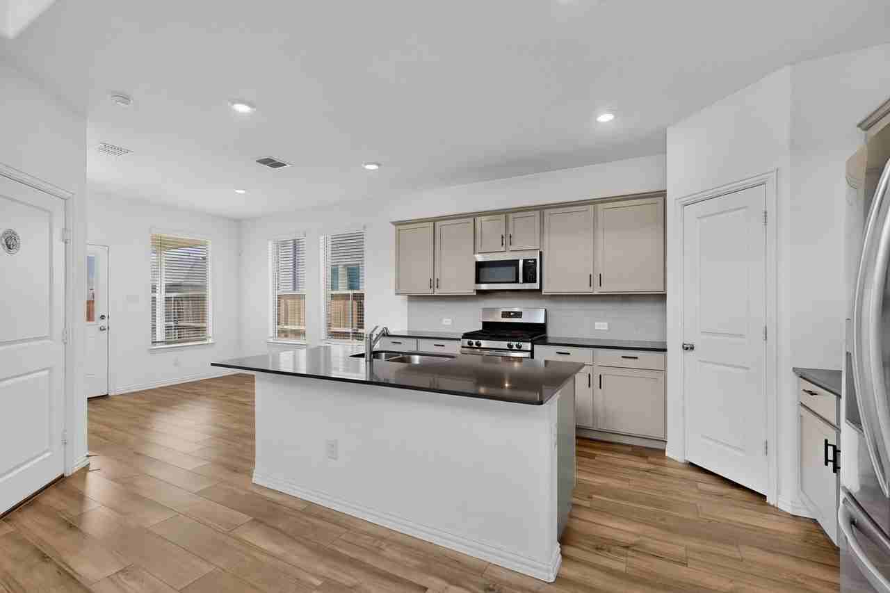 1309 Canuela Way - Photo 6 of 39
