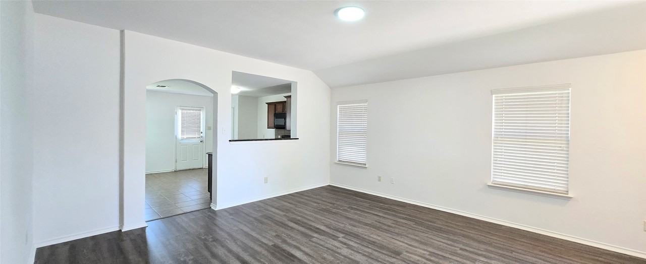 319 Elam Dr - Photo 2 of 15