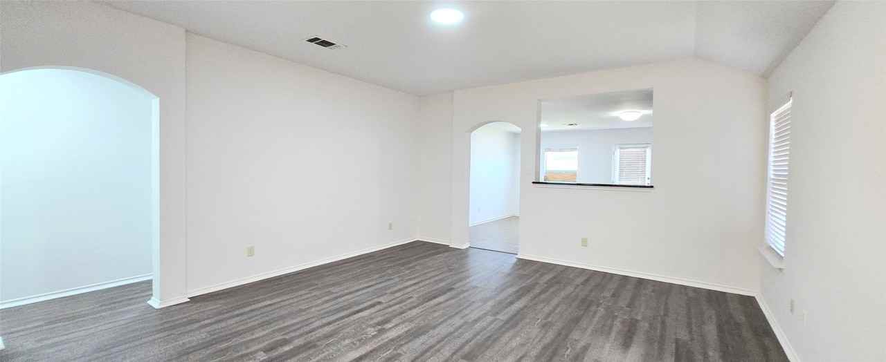 319 Elam Dr - Photo 3 of 15