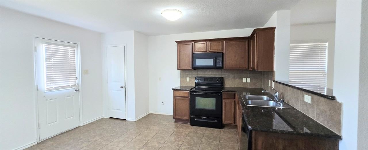 319 Elam Dr - Photo 4 of 15