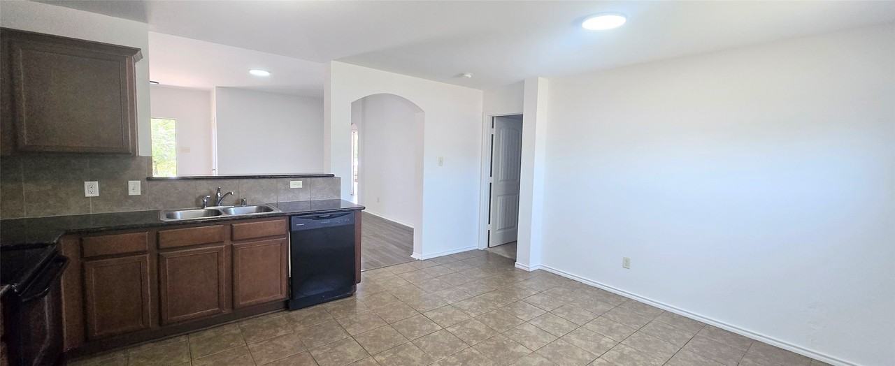 319 Elam Dr - Photo 5 of 15