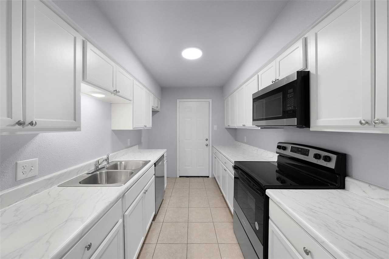 253 Locust St S #2N - Photo 3 of 24