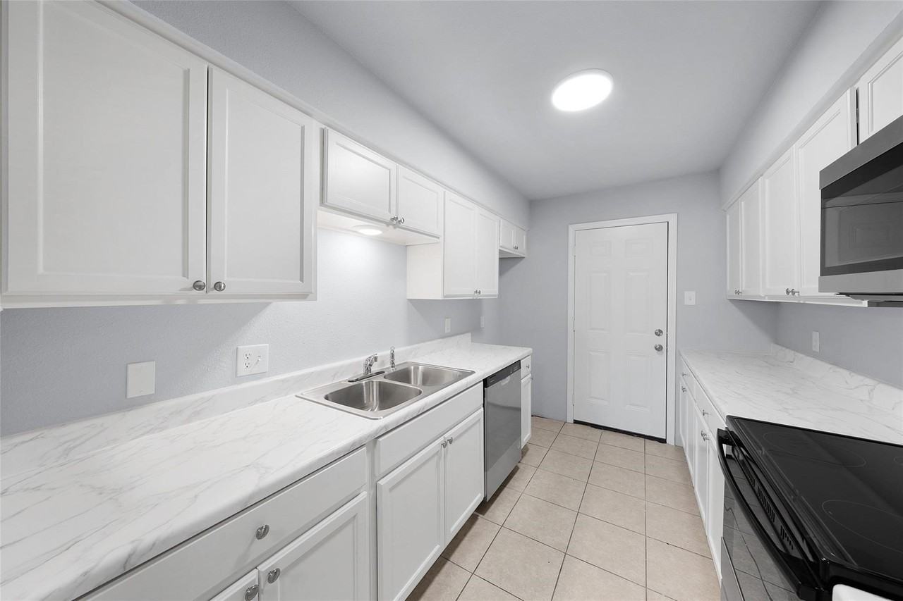 253 Locust St S #2N - Photo 4 of 24