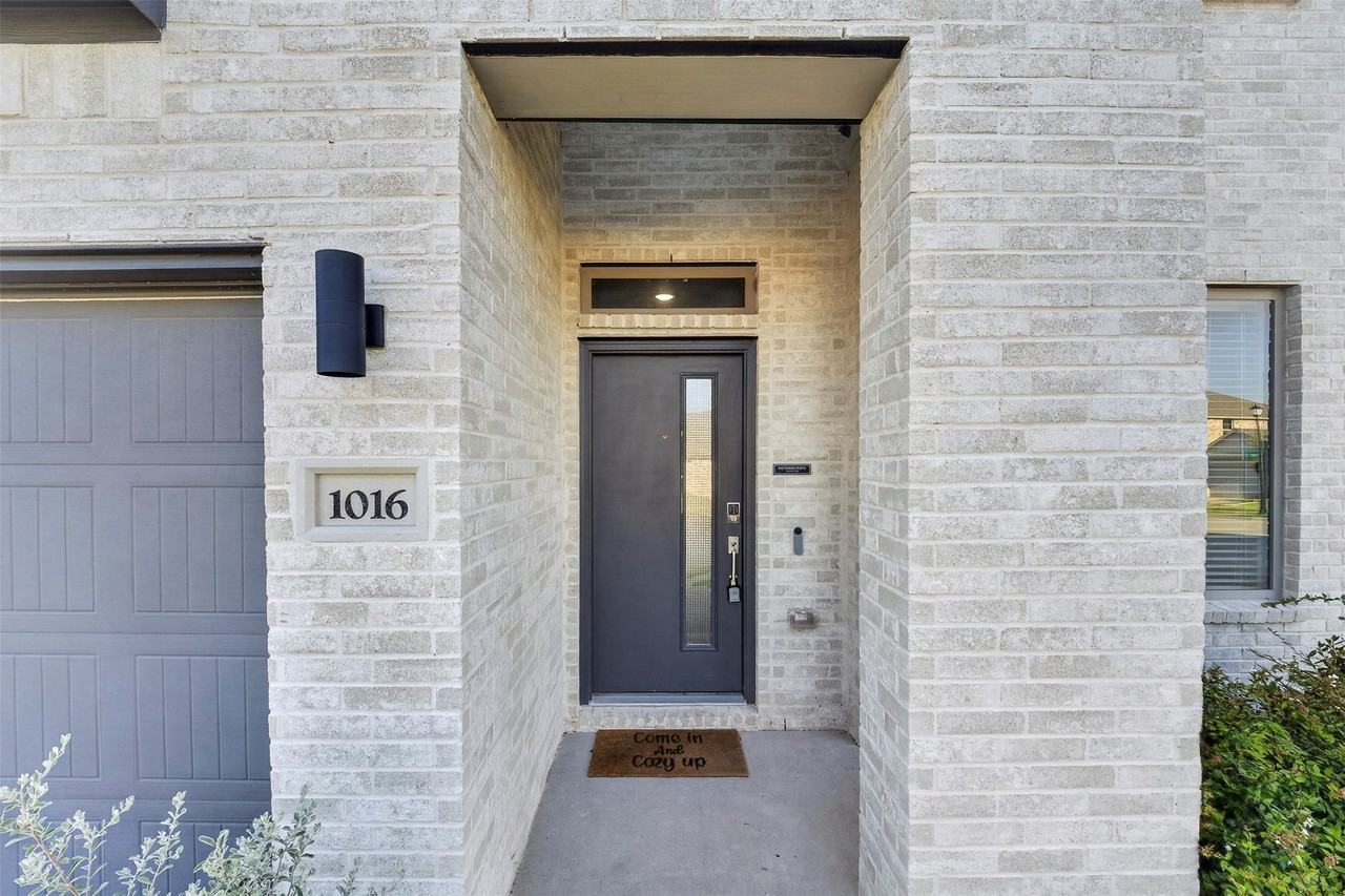 1016 Mamavic Ln - Photo 4 of 40