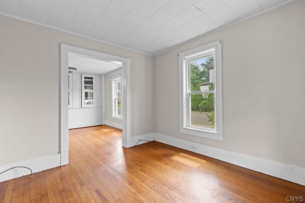 109 Center St - Photo 4 of 26